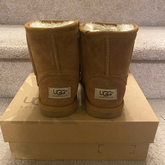 UGG kids Classic Tan winter boots 1 pair left!! PLEASE REFER TO SIZE CHART - Picture 3 of 9